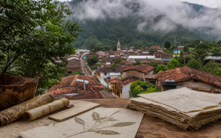Papel amate artesanal y vista de Pahuatlán entre la neblina de la Sierra Norte de Puebla
