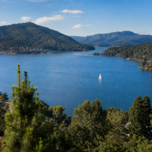 Lago y montaña de Valle de Bravo vistos desde un mirador
