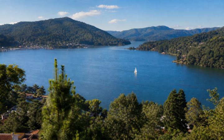 Lago y montaña de Valle de Bravo vistos desde un mirador