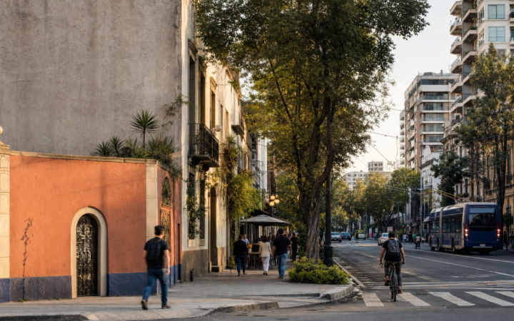 Vista urbana de Álamos y Narvarte con transporte, caserones y edificios nuevos
