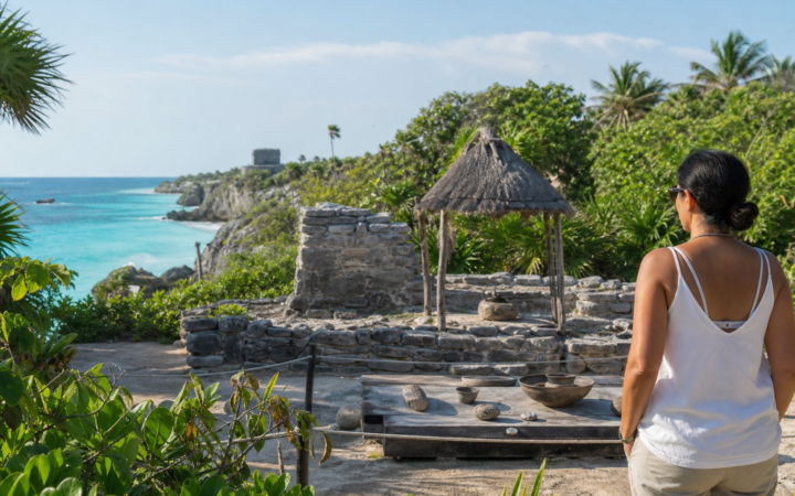 Visitante observa un espacio patrimonial junto a la costa caribeña de Xel-Há