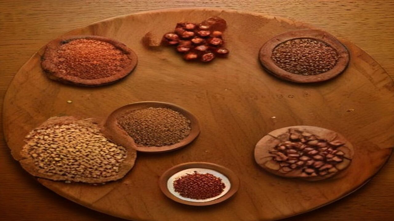 Ilustración vista desde arriba de una tabla redonda de madera con cuencos de barro llenos de semillas, especias molidas, granos de cacao y trozos de chile seco, algunos de los ingredientes del mole poblano