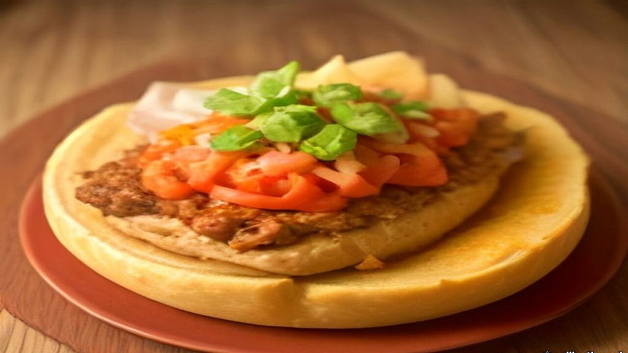 Ilustración de una torta ahogada tapatía partida a la mitad sobre un plato hondo, bañada en salsa roja de jitomate, con birote crujiente, carnitas doradas, rodajas de cebolla y limón, sobre una mesa de madera con un jarro de barro