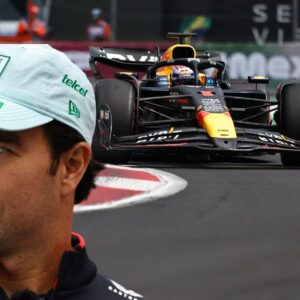 Montaje de un piloto con gorra y un automóvil de carreras en una pista.