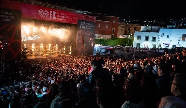 Escenario del Festival Internacional Cervantino y público durante un concierto.