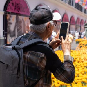 Un visitante fotografía una instalación de flores de cempasúchil en el centro de Toluca.