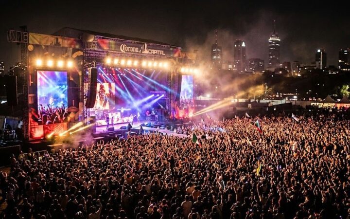 Escenario iluminado del Corona Capital y público durante un concierto nocturno.