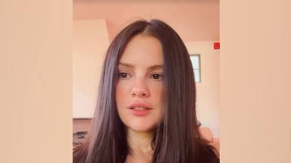 Retrato de una mujer de cabello largo en el interior de una habitación.